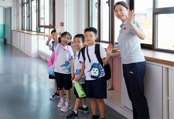 8月30日，雄安史家胡同小學(xué)學(xué)生體驗(yàn)學(xué)校生活。老師帶學(xué)生進(jìn)教室。