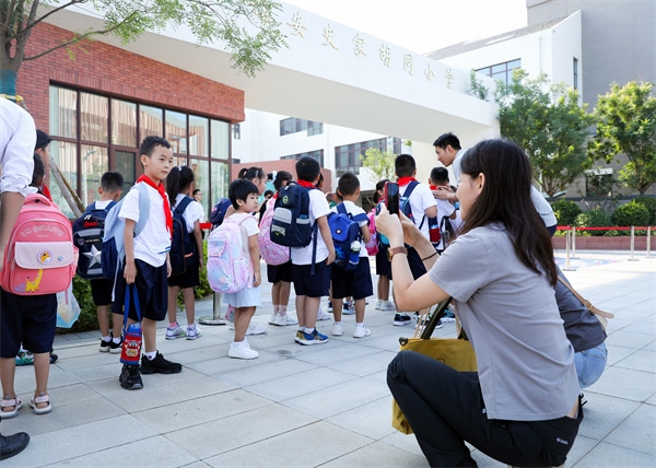 8月30日，雄安史家胡同小學(xué)學(xué)生體驗(yàn)學(xué)校生活。