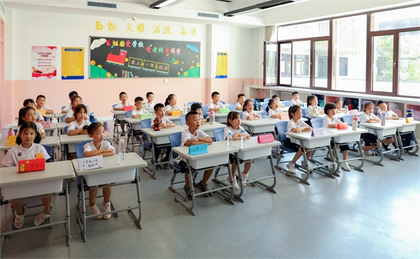 8月30日，雄安史家胡同小學(xué)學(xué)生體驗(yàn)學(xué)校生活。