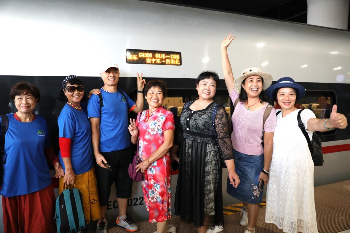 在南寧東站，旅客與貴南高鐵首發(fā)列車合影。 林祥云攝
