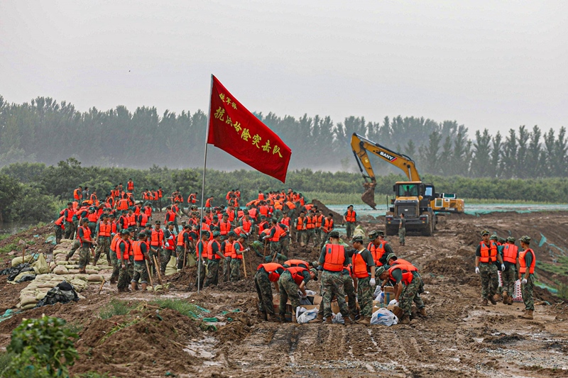 △2023年8月2日，中部戰(zhàn)區(qū)陸軍第82集團(tuán)軍“鐵軍旅”官兵在河北省高碑店市白溝河任務(wù)區(qū)加固岸堤。