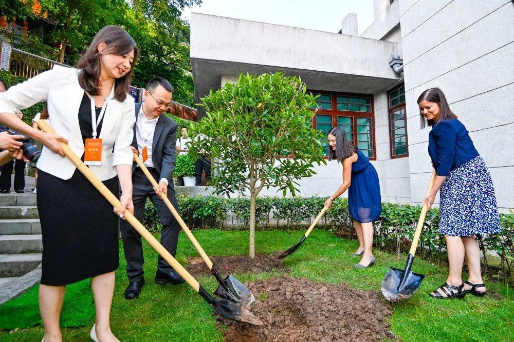 2023年8月8日，重慶史迪威博物館，史迪威將軍后代和朱德同志后代共植友誼樹。