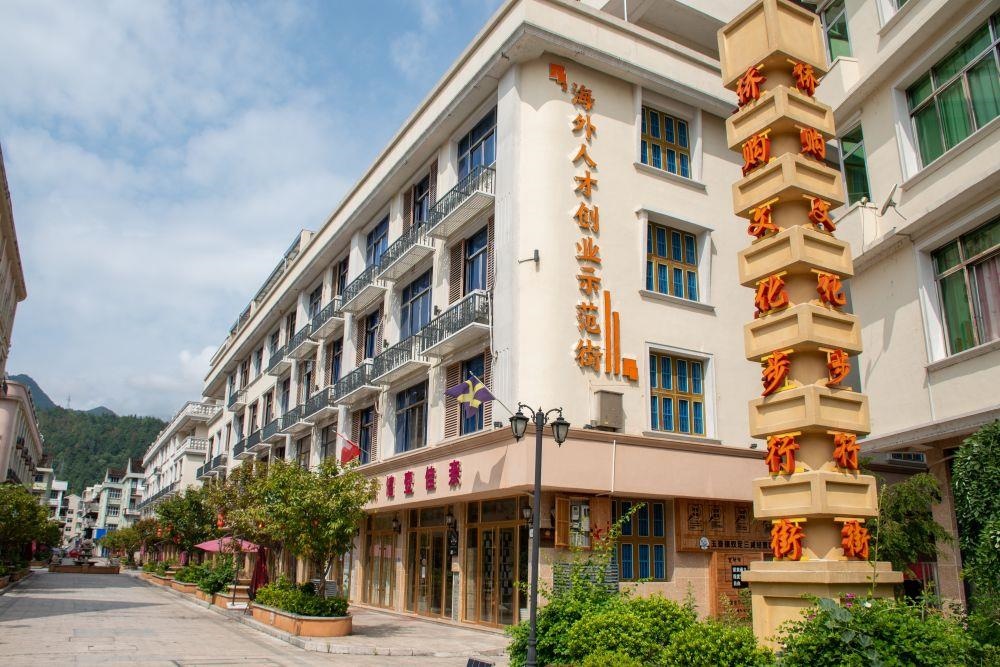 浙江溫州文成縣玉壺鎮(zhèn)是全國著名僑鄉(xiāng)。近年來，當地積極搭建平臺，吸引華僑回鄉(xiāng)創(chuàng)業(yè)。圖為該鎮(zhèn)的海外人才創(chuàng)業(yè)示范街