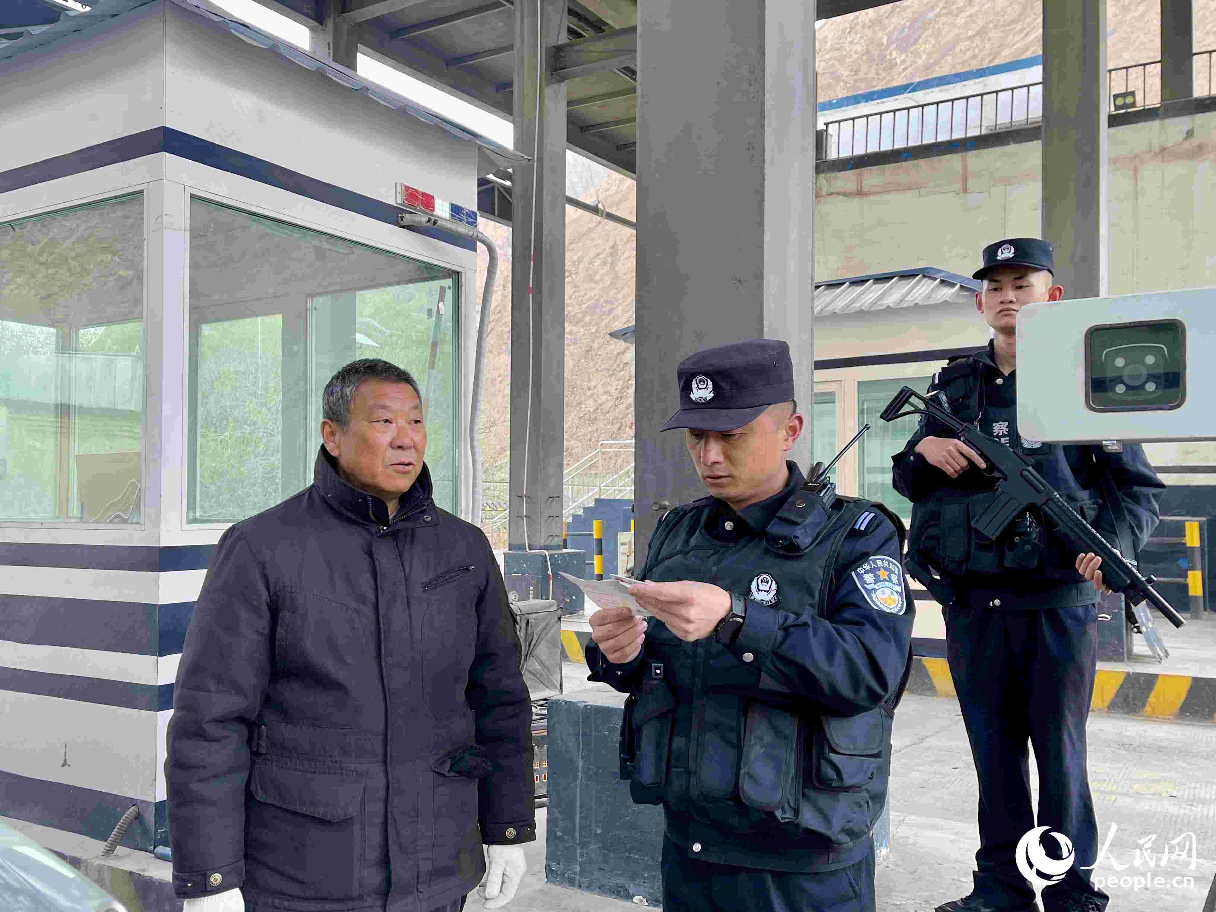 2023年5月10日，在庫地邊境檢查站，陳暢核對(duì)進(jìn)出邊境管理區(qū)人員信息。人民網(wǎng) 周靜圓攝
