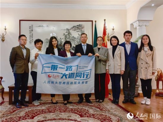 胡長春大使、駐非盟使團(tuán)工作人員與人民網(wǎng)記者合影。