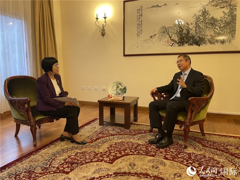 胡長春大使接受人民網記者唐維紅采訪。人民網記者 趙艷紅攝