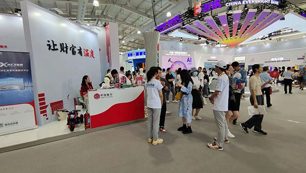 在銀行展臺(tái)，“溫度”成為了高頻詞匯。人民網(wǎng)記者 李彤?dāng)z