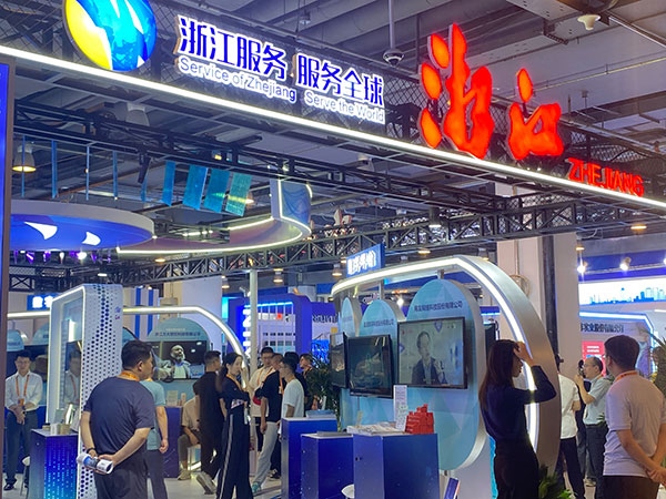 在浙江省交易團(tuán)展區(qū)，數(shù)字支付技術(shù)吸引了觀展群眾的目光。人民網(wǎng)記者 李彤?dāng)z