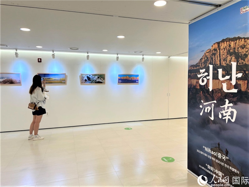 2.民眾參觀“看九曲黃河 聽(tīng)華夏故事”主題展。人民網(wǎng)記者 馬菲攝