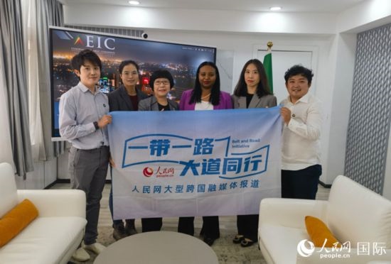 萊利斯（右三）、埃塞投資委中國(guó)投資顧問(wèn)萬(wàn)巧云（左二）與人民網(wǎng)記者合影。