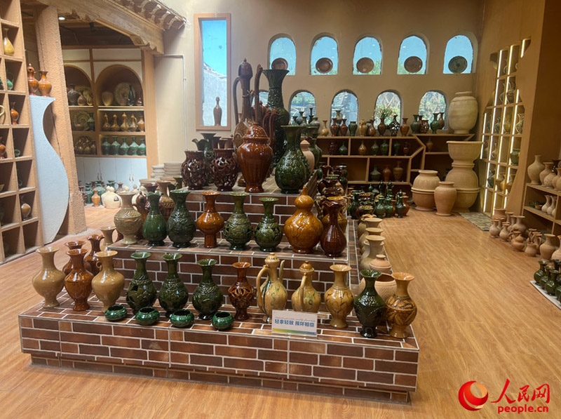 土陶展覽館內(nèi)展示的精美土陶制品。人民網(wǎng)記者 常雪梅攝