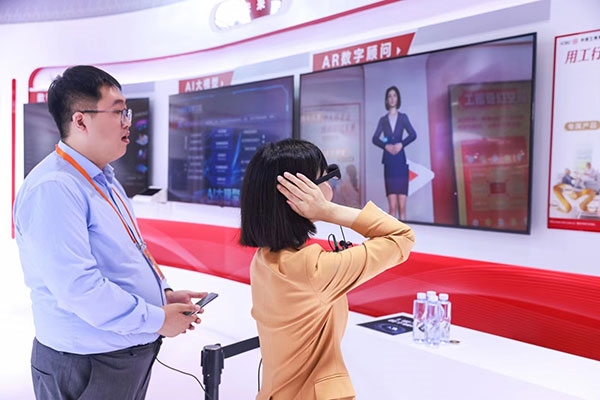 在工商銀行展臺(tái)，數(shù)字員工“工曉伴”與觀展游客互動(dòng)。受訪者供圖