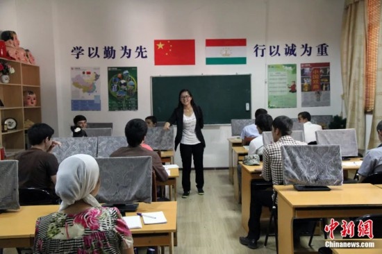 2014年，塔吉克斯坦國立民族大學(xué)的孔子學(xué)院內(nèi)，教師正在為塔吉克斯坦學(xué)生授課。田冰 攝