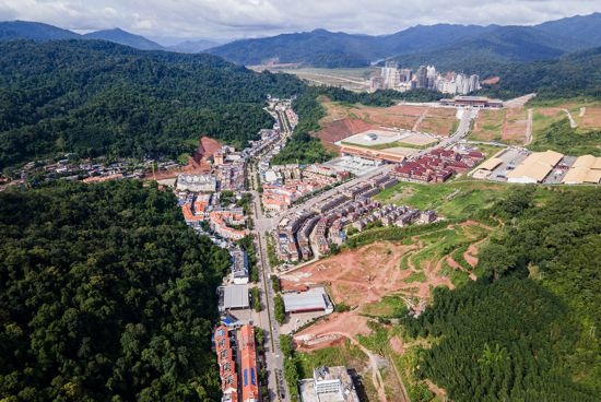 磨憨口岸俯瞰，右前方高層白色建筑群為老撾境內(nèi)。人民網(wǎng)記者 符皓攝