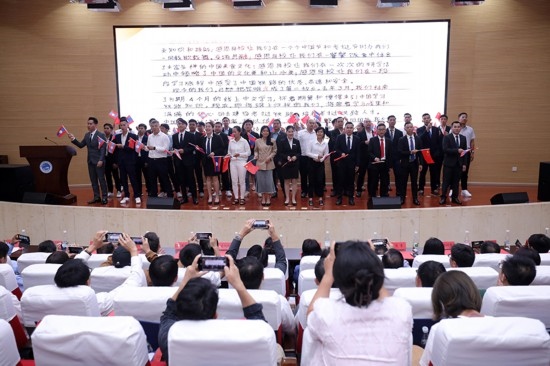 7月31日，昆明鐵道職業(yè)技術(shù)學院舉行援老撾鐵道職業(yè)技術(shù)學院項目教育能力建設(shè)教師培養(yǎng)班結(jié)業(yè)典禮。昆明鐵道職業(yè)技術(shù)學院供圖