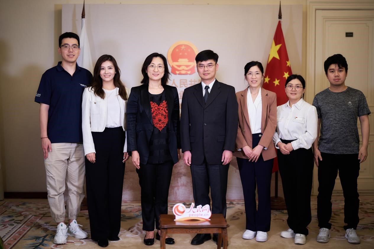 中國駐圣彼得堡副總領事張曉慶（左四）與人民網(wǎng)記者合影。