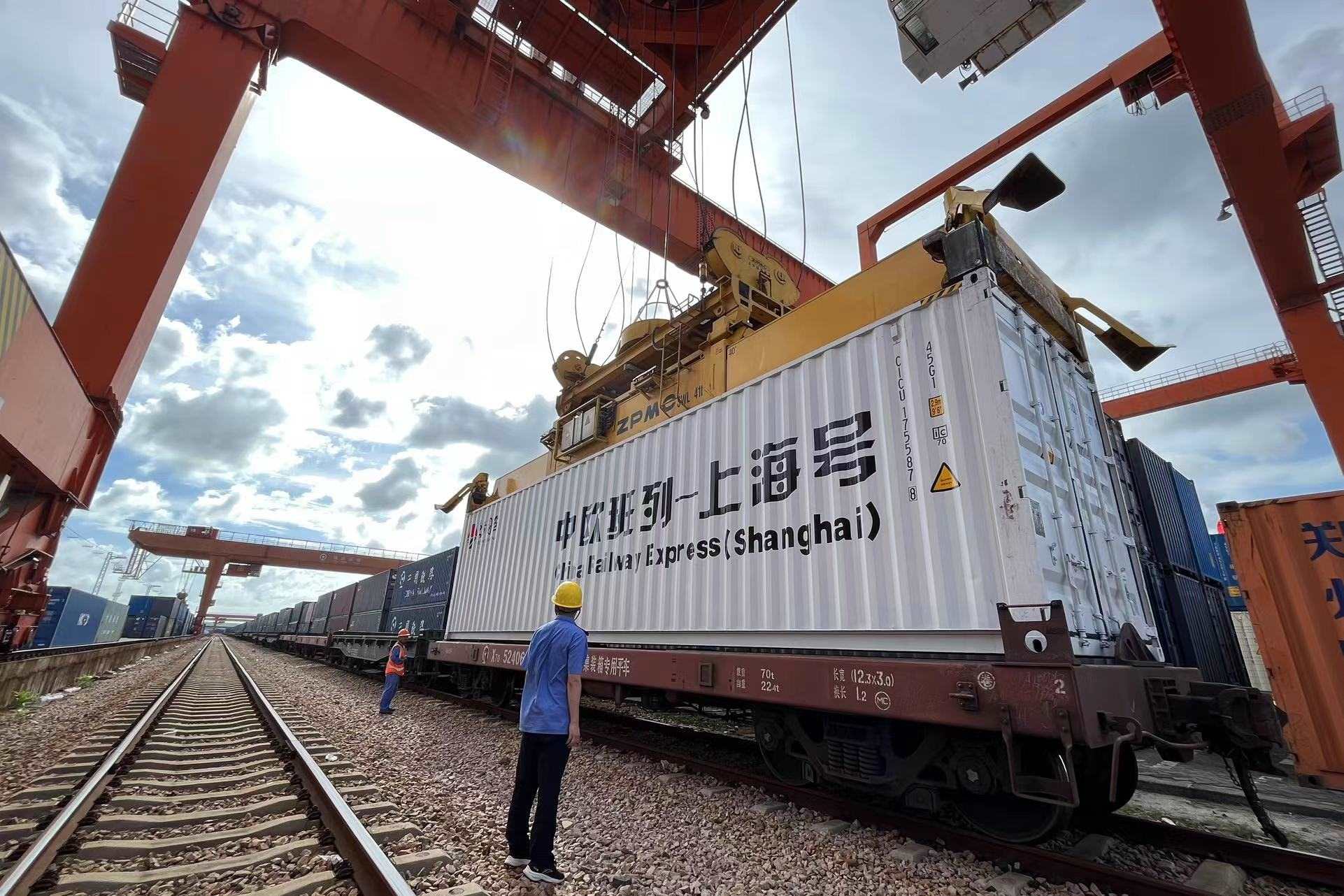 鐵路上海貨運中心閔行站貨場內(nèi)，吊機在貨運員的監(jiān)裝下進行裝車落箱作業(yè)。人民網(wǎng) 皇甫萬里攝