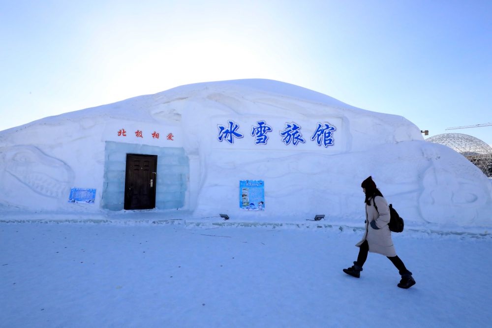 游客從北極村冰雪旅館的一個(gè)房間前走過（2018年1月31日攝）。