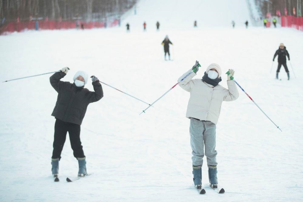 △2023年1月7日，游客在北極村滑雪場(chǎng)內(nèi)體驗(yàn)滑雪。