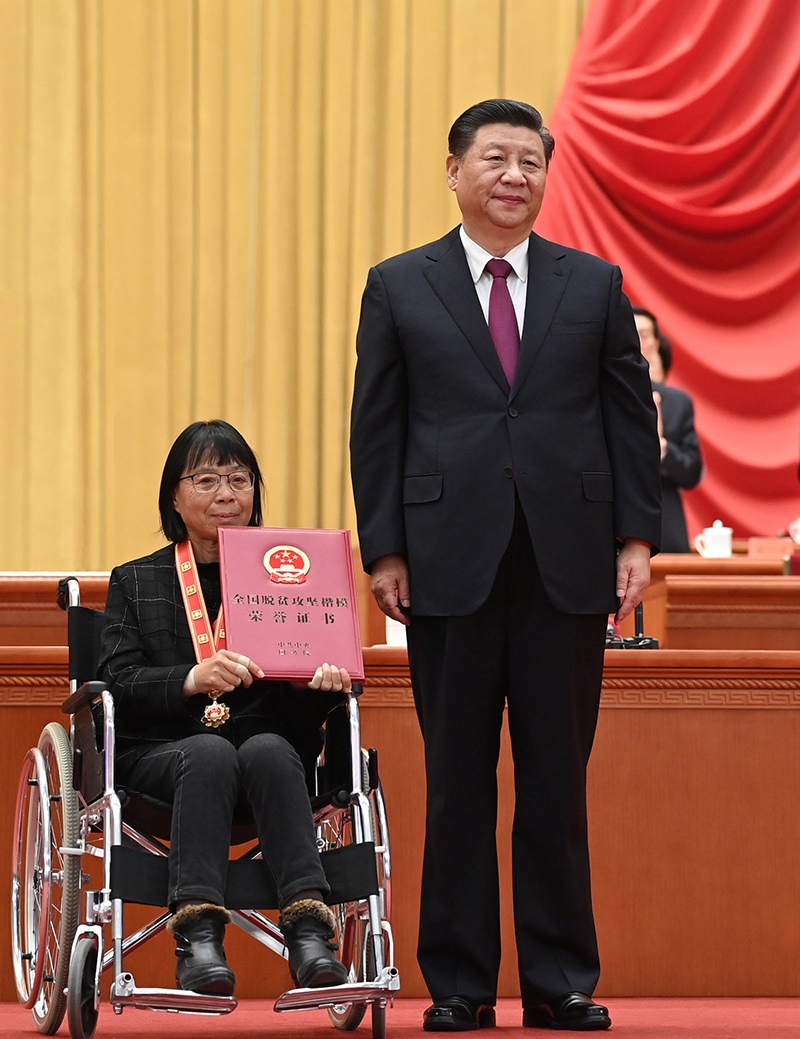 2021年2月25日，全國脫貧攻堅總結(jié)表彰大會在北京人民大會堂隆重舉行。習近平為全國脫貧攻堅楷模榮譽稱號獲得者張桂梅頒獎。
