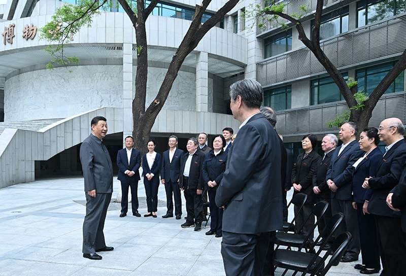 2022年4月25日，習近平總書記來到中國人民大學考察調(diào)研，在博物館門前廣場上，同老教授、老專家和中青年骨干教師代表親切交談。