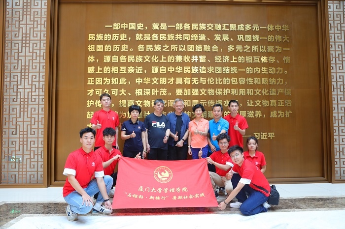 潘維廉和實踐隊師生在昌吉州博物館合影。主辦方供圖