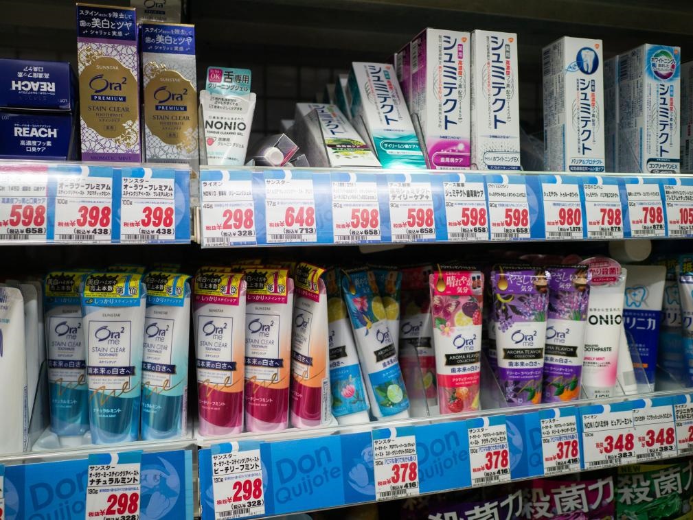 這是8月16日在日本東京新宿一商場拍攝的貨架。新華社記者張笑宇攝