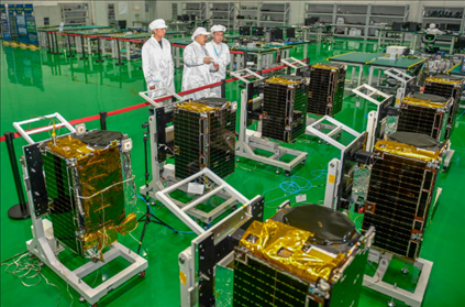 △2022年10月17日，位于吉林長春的長光衛(wèi)星技術(shù)股份有限公司科研人員在衛(wèi)星總裝測試大廳進(jìn)行相關(guān)測試工作。