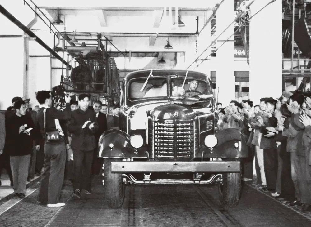 △1956年7月13日，第一輛解放牌汽車駛下裝配線。