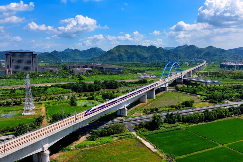 復(fù)興號(hào)亞運(yùn)智能動(dòng)車(chē)組列車(chē)。上海鐵路局融媒體中心供圖