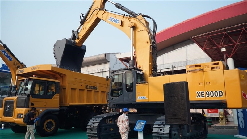 徐工集團(tuán)展出的90噸礦用挖掘機(jī)與80噸自卸車。石偉攝影