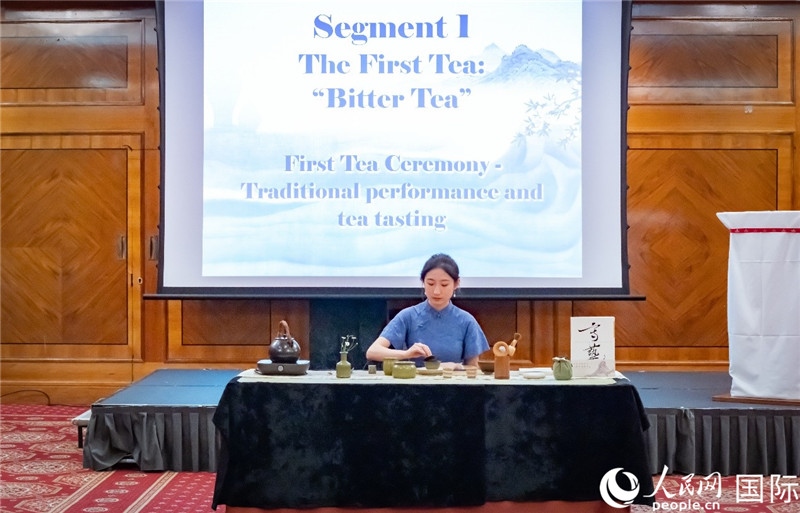 圖為茶藝師表演。人民網(wǎng)郭錦標 攝