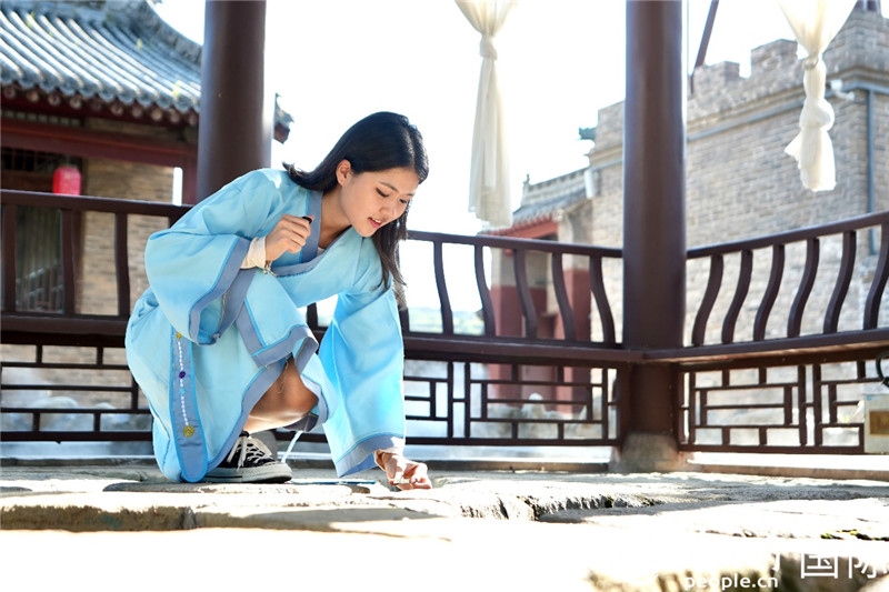 圖為選手在“曲水流觴亭”將“桃心”蠟燭放入渠中。人民網(wǎng) 盧鵬宇攝