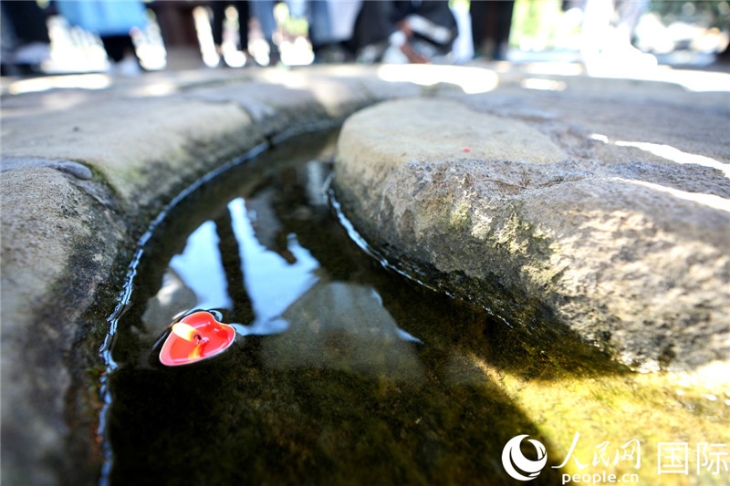 圖為水渠里流過的“桃心”蠟燭。人民網(wǎng) 盧鵬宇攝