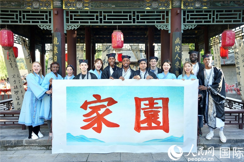 選手們共同寫下的“家園”。人民網(wǎng) 盧鵬宇攝