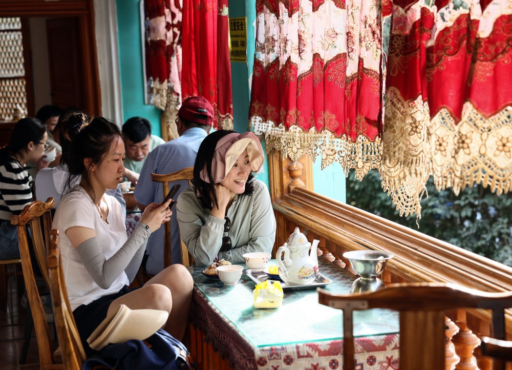 游客在新疆喀什古城景區(qū)百年老茶館內(nèi)品茶小憩（2023年9月7日攝）。新華社記者 蘭紅光 攝