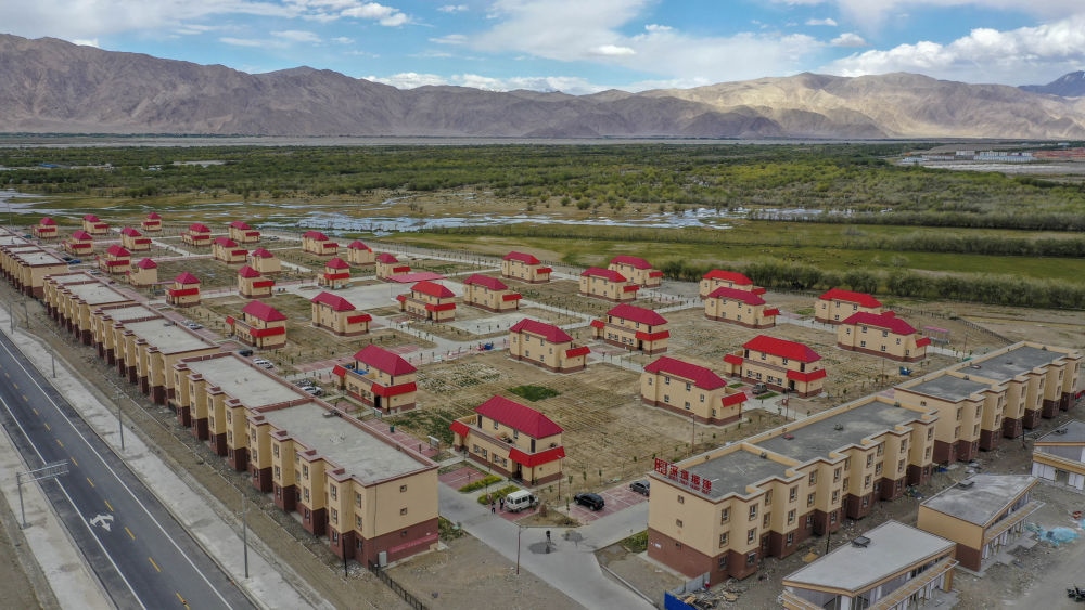 這是由深圳援疆修建的新疆塔什庫爾干塔吉克自治縣一處安置小區(qū)（2019年7月9日攝，無人機(jī)照片）。新華社記者 胡虎虎 攝