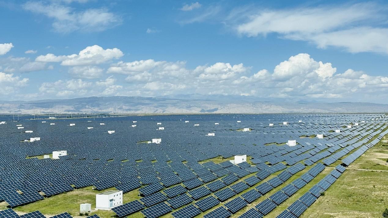 遠眺青海省海南州光伏發(fā)電園區(qū)。人民網 劉沛然攝
