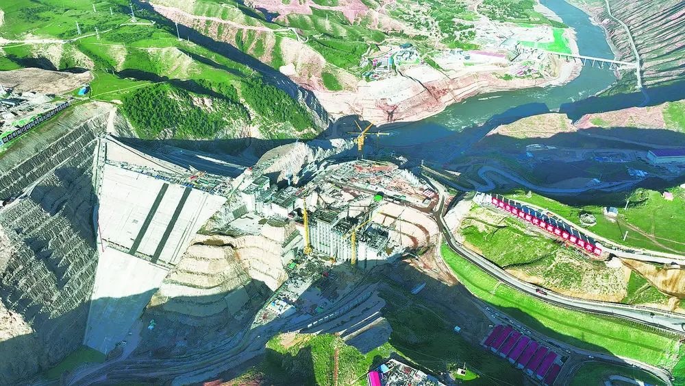 瑪爾擋水電站項目建設現(xiàn)場。國家能源集團青?，敔枔跛娬竟﹫D