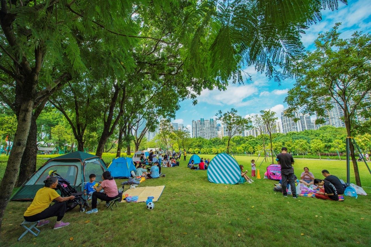 珠江公園內(nèi)，居民們正露營休憩。受訪者供圖