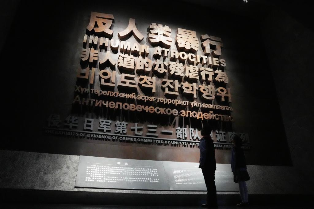 9月18日，青少年在侵華日軍第七三一部隊(duì)罪證陳列館內(nèi)參觀。新華社記者 王建威 攝