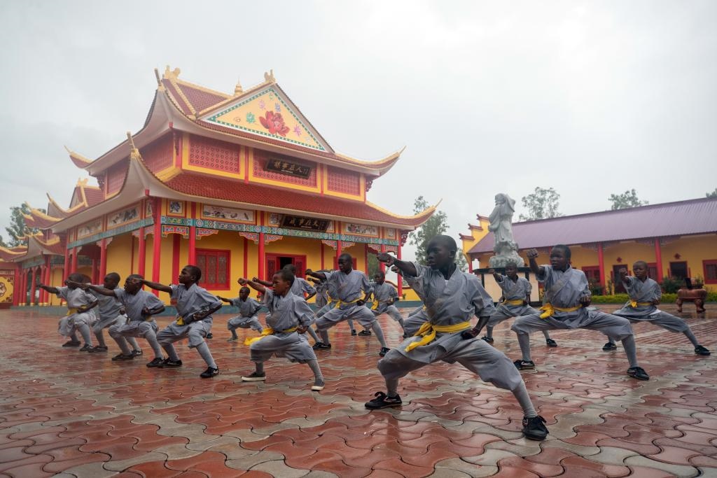 1月21日，在位于贊比亞首都盧薩卡市郊區(qū)的少林寺文化中心，學(xué)員練習(xí)中國功夫。