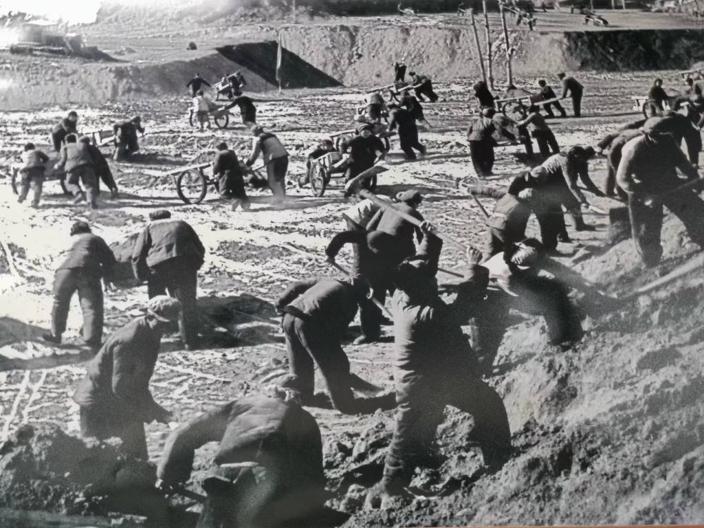20世紀70年代，高西溝人治理水土流失場景。（資料圖片）