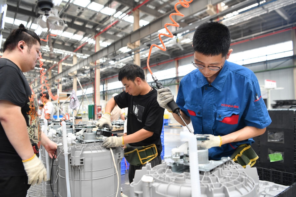 2023年7月20日，工人在位于西安國際港務(wù)區(qū)的陜西康佳智能家電有限公司生產(chǎn)車間工作。 新華社記者 張博文 攝