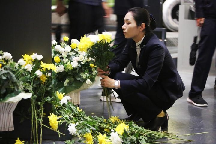 9月18日，工作人員在侵華日軍第七三一部隊(duì)罪證陳列館整理花束。新華社記者 石楓 攝