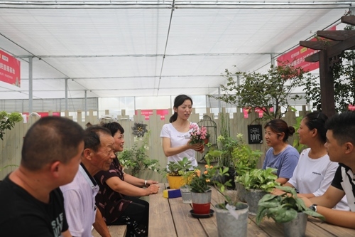 李敏向村民講授花木直播經驗。受訪者供圖