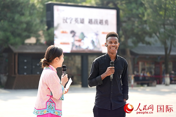 選手王安（乍得）挑戰(zhàn)“漢字英雄·越戰(zhàn)越勇”游戲。人民網(wǎng) 盧鵬宇攝