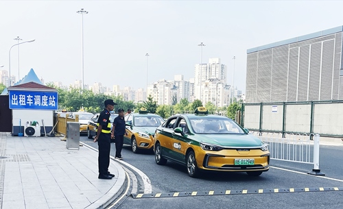 北京南站實(shí)施出租車北廣場(chǎng)落客分流，實(shí)現(xiàn)“落、接”兩用。人民網(wǎng)記者 喬雪峰攝