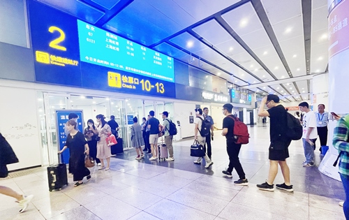 在快速進(jìn)站廳前排隊(duì)等待檢票的旅客。人民網(wǎng)記者 喬雪峰攝
