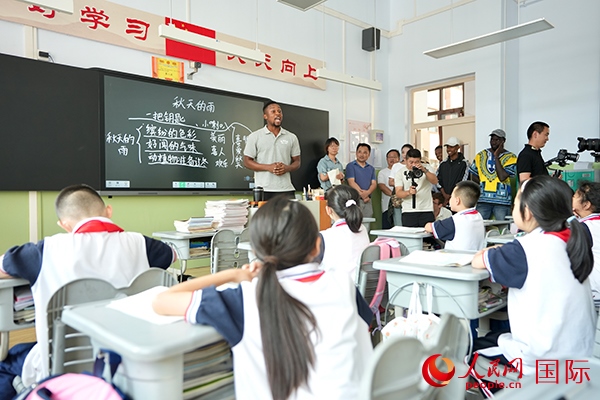 來自尼日利亞的李昊瑞在表演繞口令。人民網(wǎng) 盧鵬宇攝